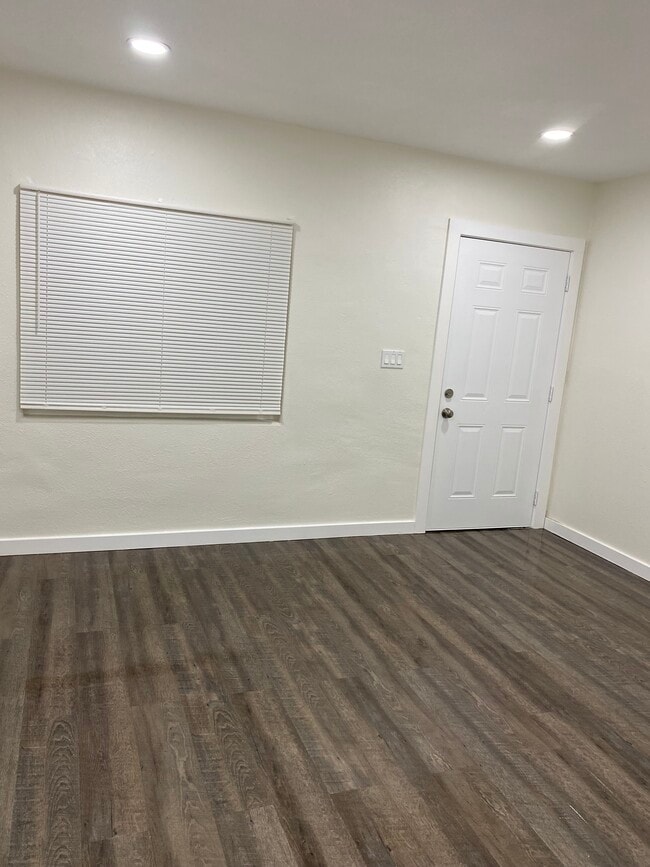 Building Photo - 1539 E Young St