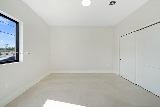 Building Photo - 4303 E 8th Ct