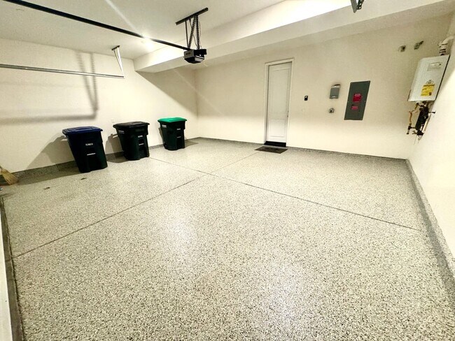 Building Photo - Beautiful 3 bedroom end unit in the heart of Rancho Mission Viejo