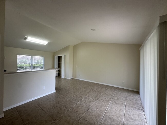 Building Photo - Charming 2 bedroom, 2 bathroom end unit