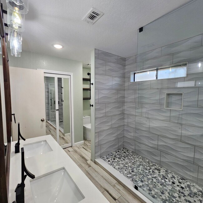 Building Photo - 1402 Sheppard Ln