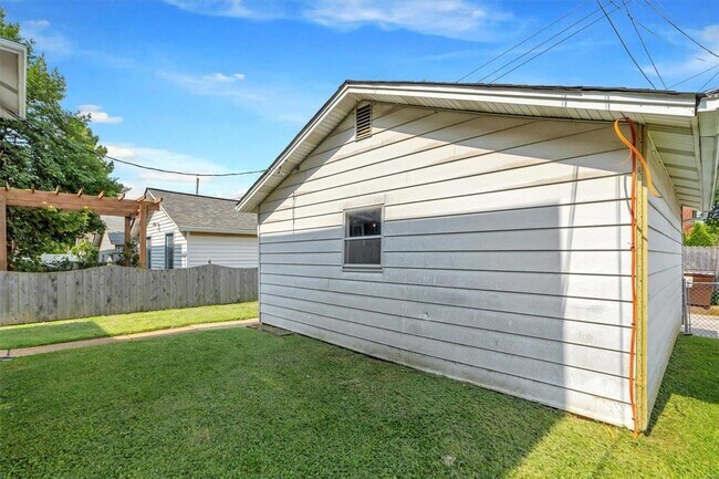 Building Photo - 5927 Coronado Ave