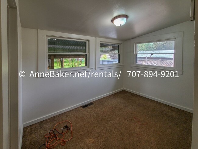 Building Photo - Close to Downtown Cloverdale