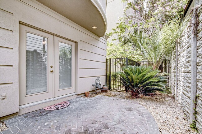 Building Photo - Stunning 3 Bed / 3.5 Bathroom in Heart of Hyde Park/Montrose!