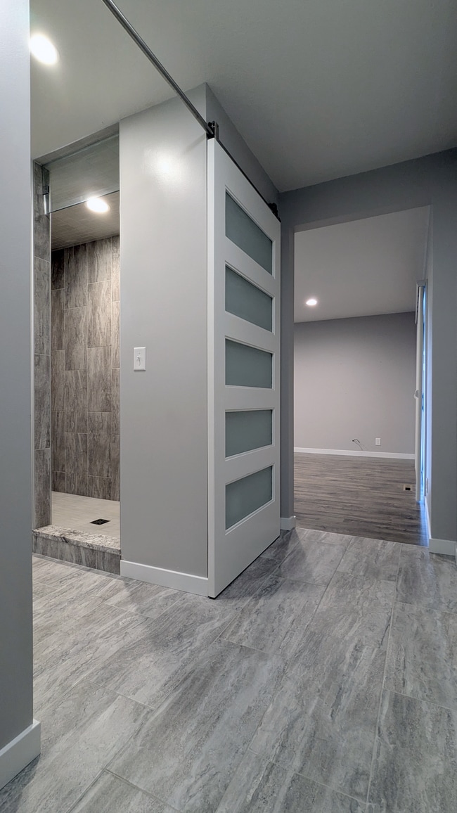 Building Photo - 2621 OAKRIDGE DR SW