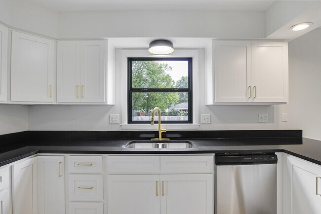 Building Photo - 452 Pasadena Dr
