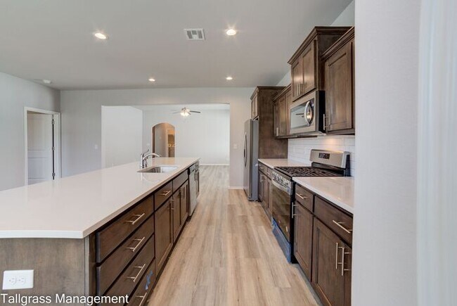 Building Photo - Spacious 4-Bedroom, 2.5-Bath in Broken Arrow!