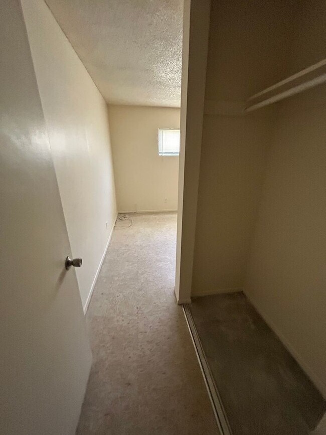 Building Photo - Spacious 4 bedroom, 2 bathroom home locate...