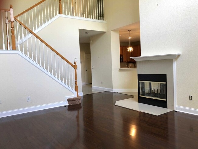 Building Photo - Spacious 3 Bed/2.5 Bath 2 Car Garage in th...