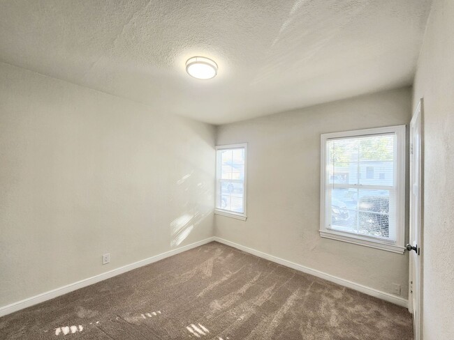 Building Photo - two bedroom duplex