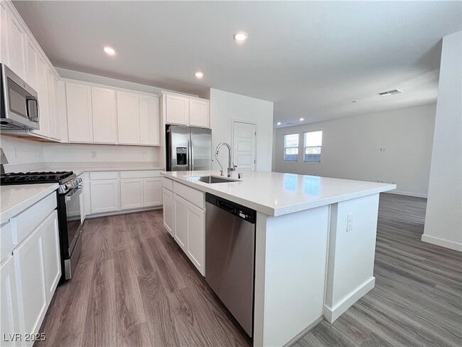 Building Photo - 2942 Gaffer Film St