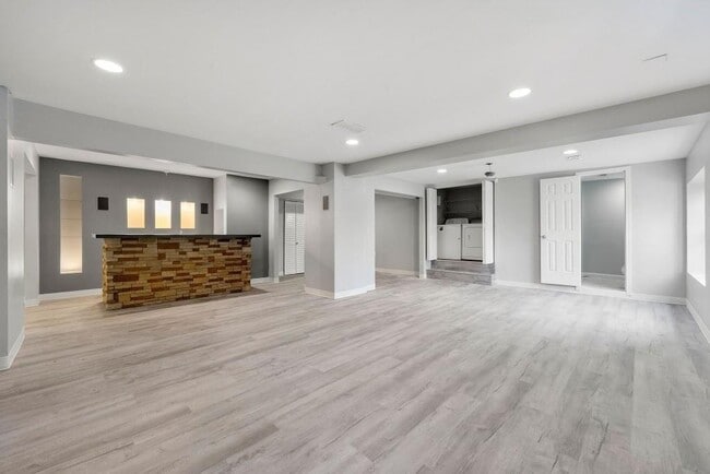 Building Photo - 880 Melody Ln