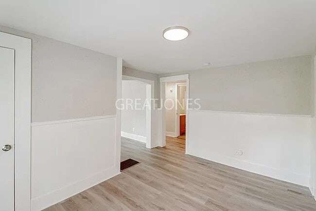 Building Photo - 608 77th Way S
