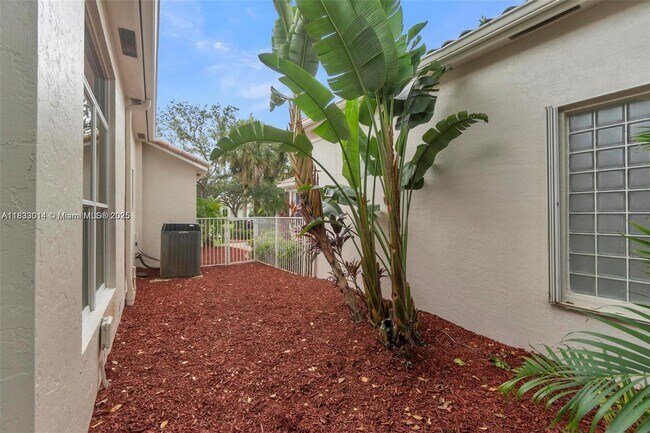 Building Photo - 2553 Bay Pointe Dr