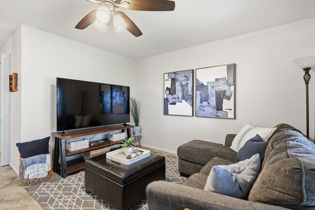 Building Photo - Point Loma, "The Bay" 2 bed 2 Bath Townhome now available! Amazing amenities, don't miss out