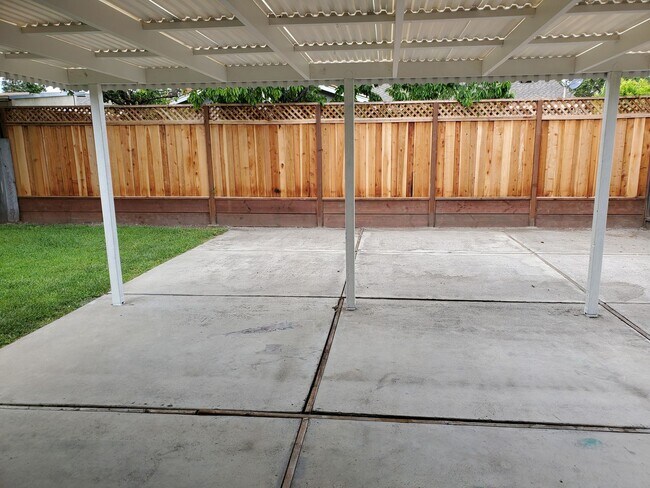 Building Photo - Beautiful 3 bedroom, 2 bath home available now