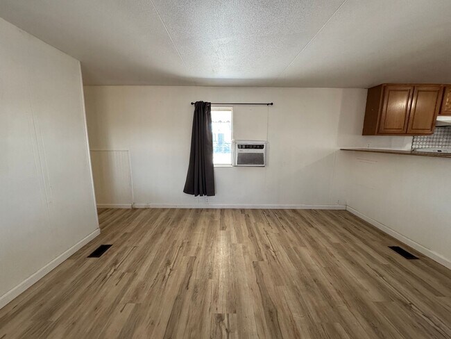 Building Photo - 2BR Mobile Unfurnished recent remodel/Refr...