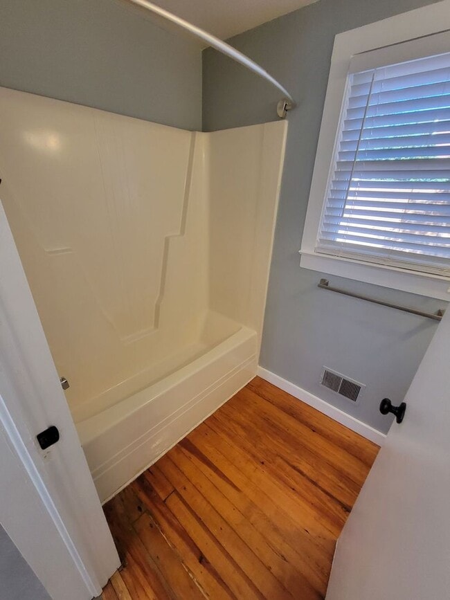 Building Photo - 3 Bed, 2 Bath Home Available in Greenville