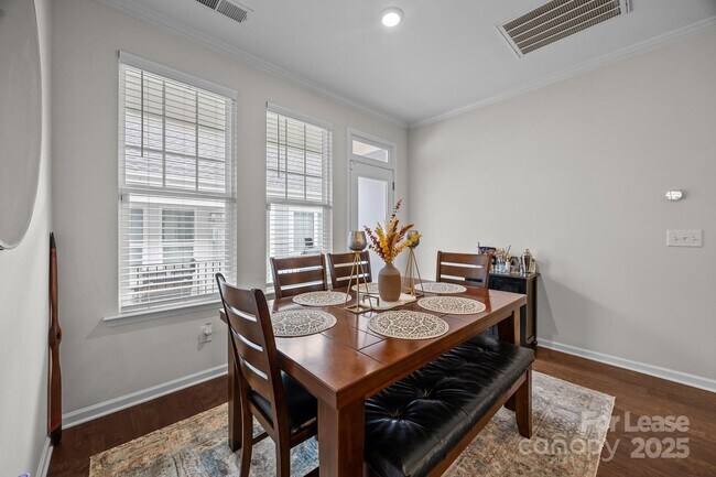 Building Photo - 113 Mac Aly