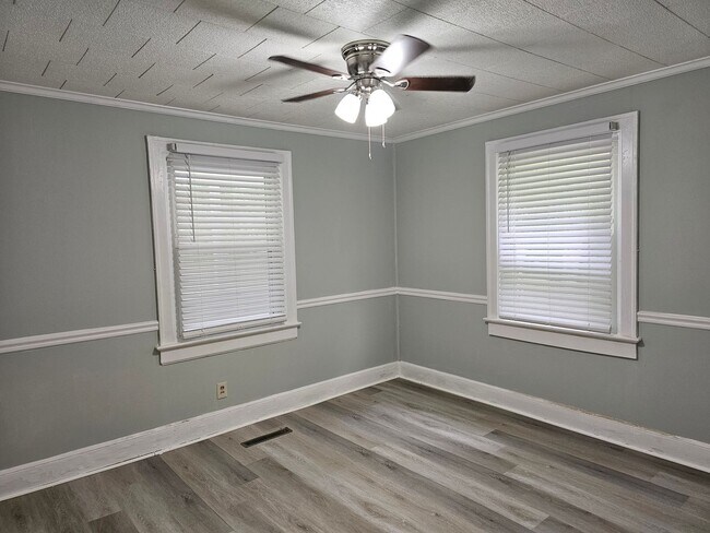 Building Photo - Charming 2 Bedroom Apartment located Minutes Outside of Downtown Sanford