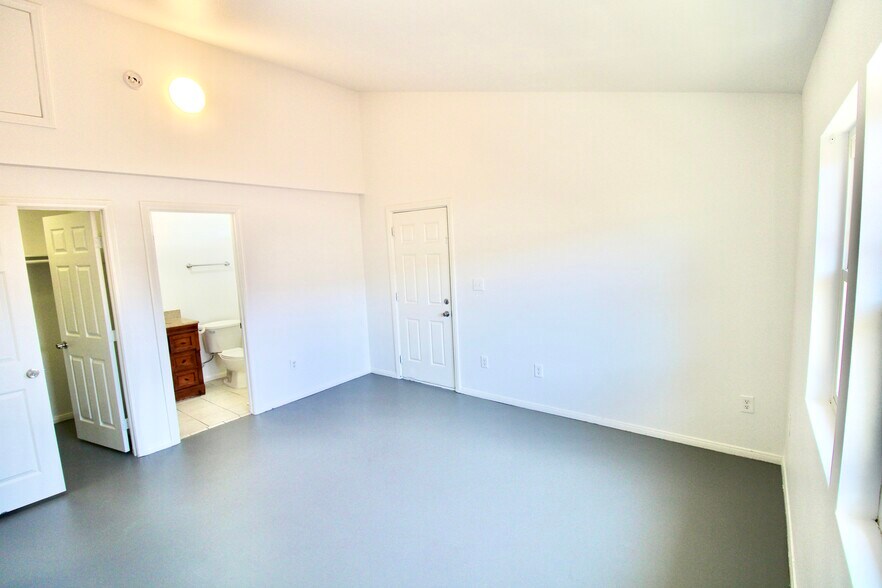 Building Photo - 6587 Oasis Ave