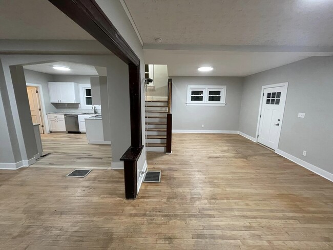 Building Photo - 317 Kenwood Ave