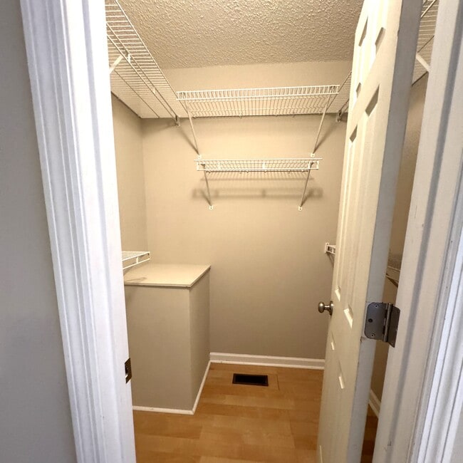 Building Photo - 961 Castlewood Dr