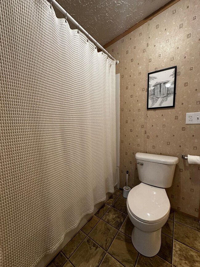 Building Photo - Spacious 4 bedroom/2 bath home for rent - ...