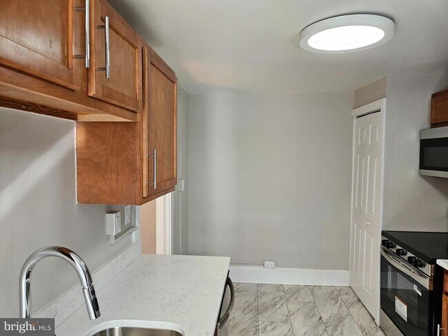 Building Photo - 334 N Market St