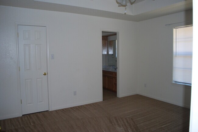 Building Photo - 913Daisy