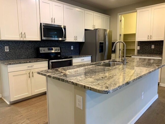 Building Photo - 4 BEDROOM PLUS LOFT, BUILT IN BBQ WITH COMMUNITY POOL