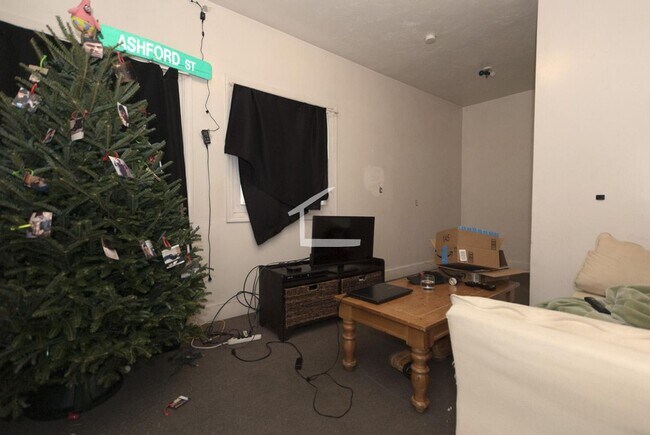 Building Photo - Great large 3 bedroom, 10 min walk to the Green Line - BU