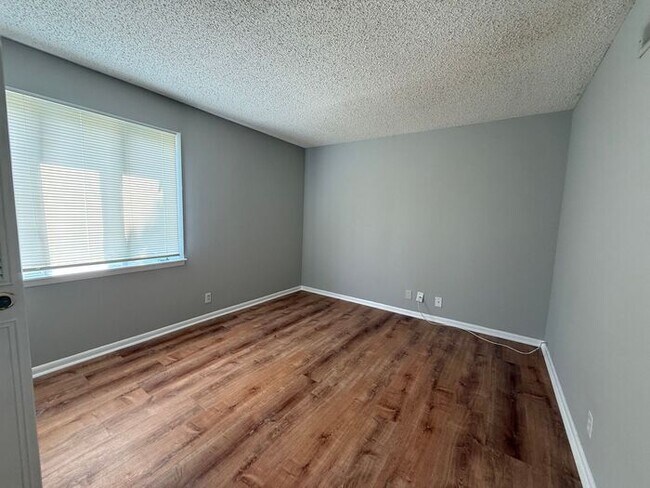 Building Photo - Fabulous Renovation!! Hermitage 1 Level Co...