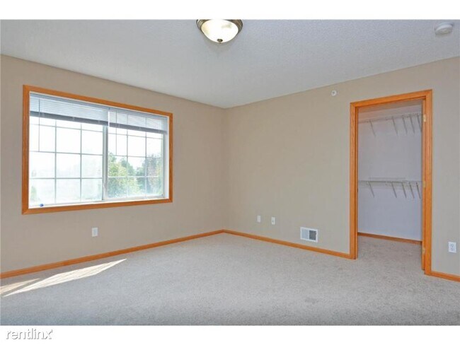 Building Photo - 3 br, 3 bath Townhome - 191 Larpenteur Ave E