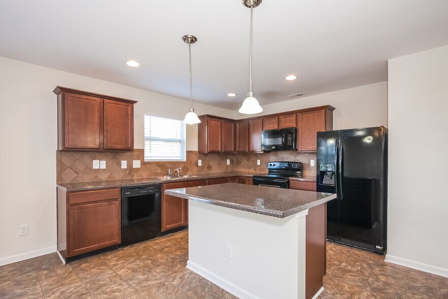 Building Photo - 5437 Twin Brook Dr