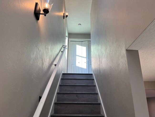 Building Photo - Newer 3 bedroom 2.5 bathroom duplex in Thu...