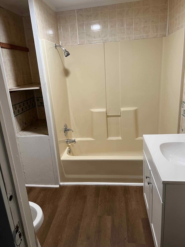 Building Photo - 855 College St