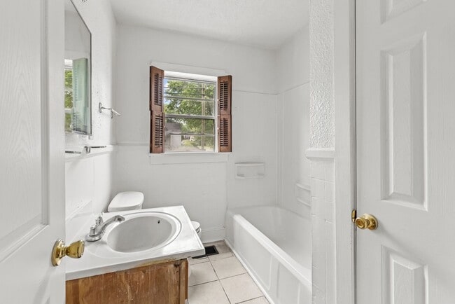 Building Photo - Newly Renovated 3 Bedroom 2 Bath Home Avai...