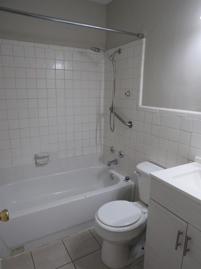 Building Photo - 2401 E Frost St