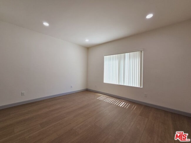 Building Photo - 2826 1/2 Leeward Ave