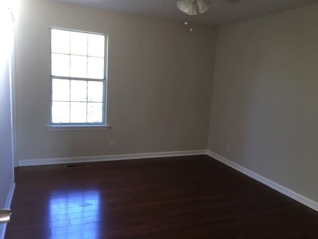 Building Photo - 4 Bedroom 2 bath home off Bell Rd Available !