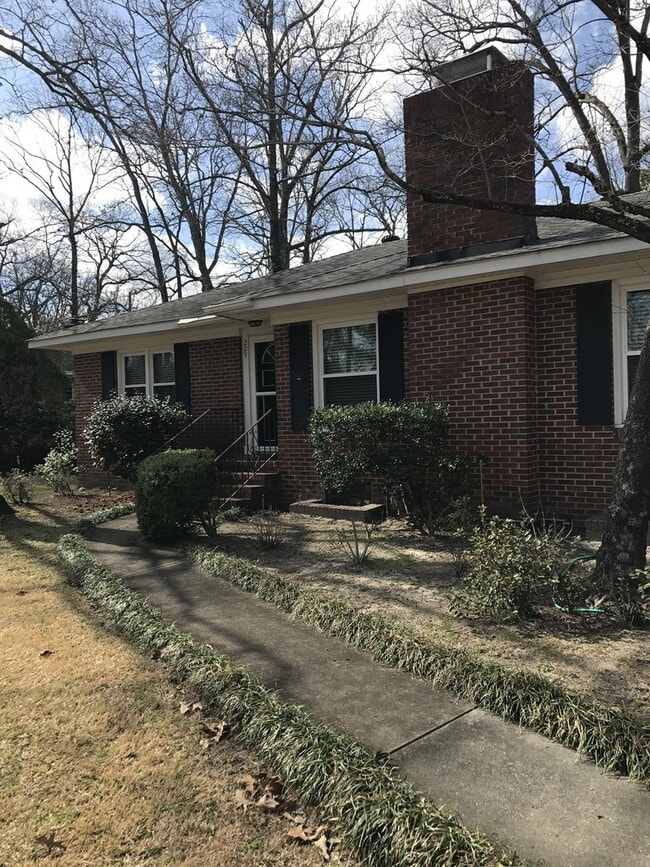 Building Photo - 3 Bed, 2 Bath Home