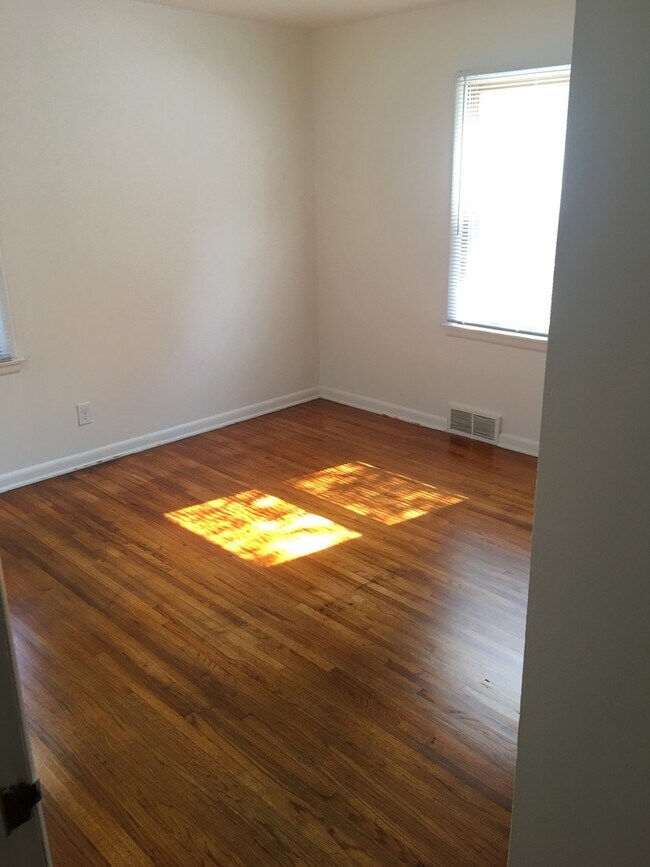 Building Photo - 1238 E 31st St S