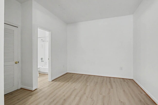 Building Photo - Spacious Studio condo