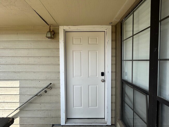 Building Photo - 200 Martingale