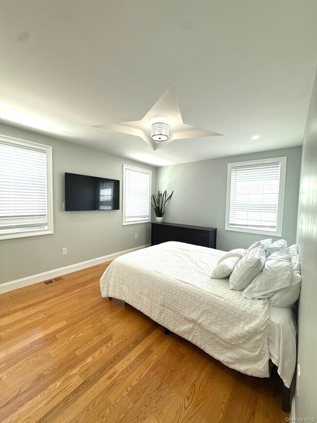 Building Photo - 249-10 139th Ave