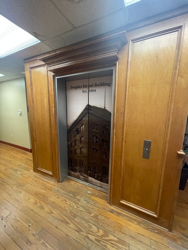 Building Photo - 402 Peoples St