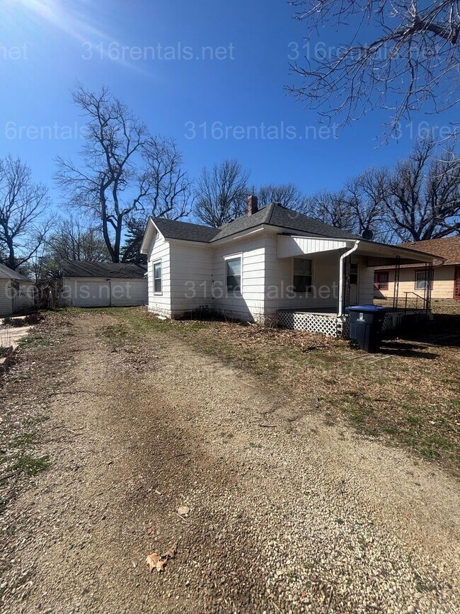 Building Photo - Three bedroom one bath freshly painted house available NOW!