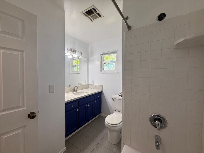 Building Photo - AV T 37938