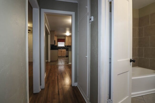 Building Photo - Cozy Bungalow in Brookside area, close to shopping for grocery, coffee shops, restaurants and muc...